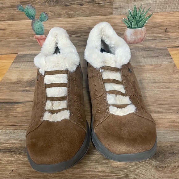 Bzees Golden Faux Fur Trim Washable Slip-on Booties women’s size 10 shoes - Picture 2 of 8